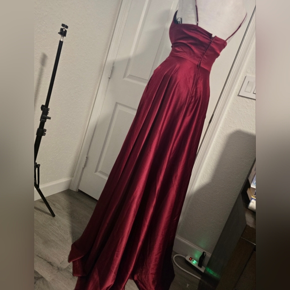 DARLING Elegant Burgundy Evening Silk Gown - Picture 4 of 7